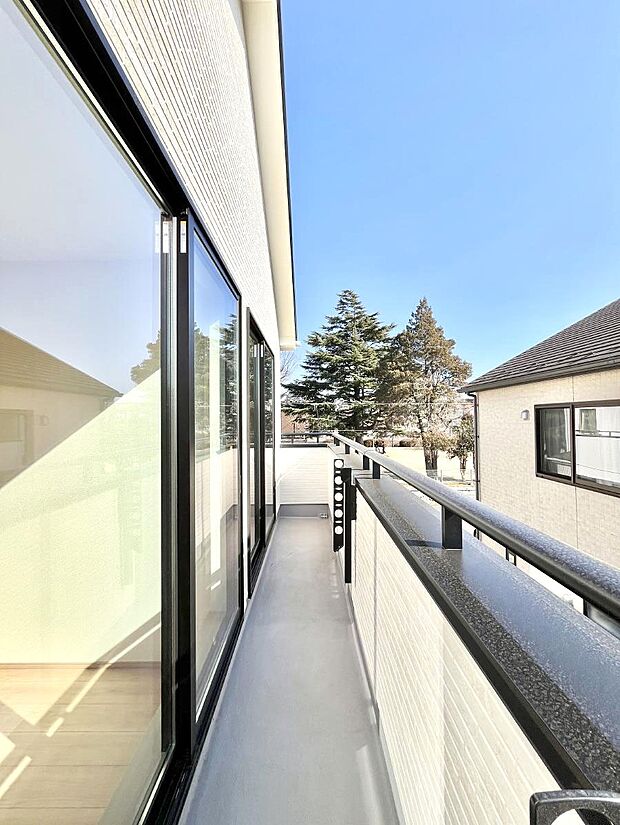 ◆A号棟◆~Balcony~ 南向きのバルコニーの前には雲以外に太陽を遮るものがありません。お洗濯物も乾きやすく、何より明るく気持ちのいい光が入ってきます。使いやすく開放的なバルコニーです♪