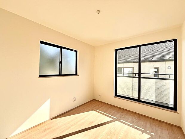◆A号棟◆~Bed Room~ 2面採光を確保した明るい室内は、風通しも良く、大変居心地の良い空間となっております。爽やかな風を感じて起きる朝は、快適生活の始まりに!日当たりや通風がとても良い住まい♪
