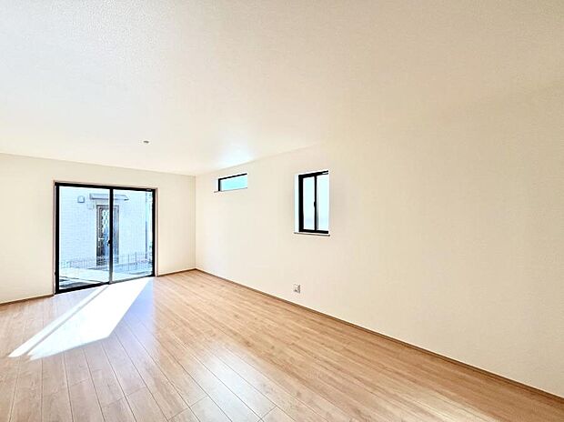 ◆A号棟◆〜Living〜　豊かな陽光がこの場所を照らしだす。光溢れるこの空間はみんなの笑顔が集う場所、時を忘れ、つきることのないたわいもない会話を楽しむ時間、たくさんの思いが綴られる場所。