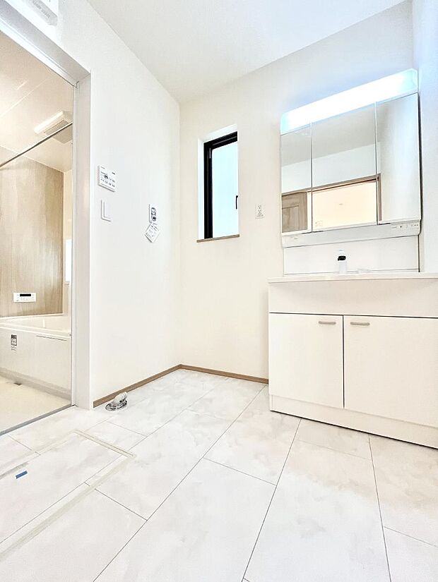 ◆A号棟◆~Dressing Room~ 暗くなりがちな洗面所も窓があると採光と換気が可能なので気持ちよくお使い頂けます。三面鏡タイプの洗面台は鏡裏収納で散らかりがちな洗面所もスッキリ♪