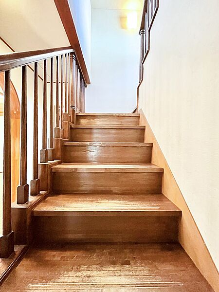 階段は手すり付きなので小さなお子さまやご高齢の方も安心です