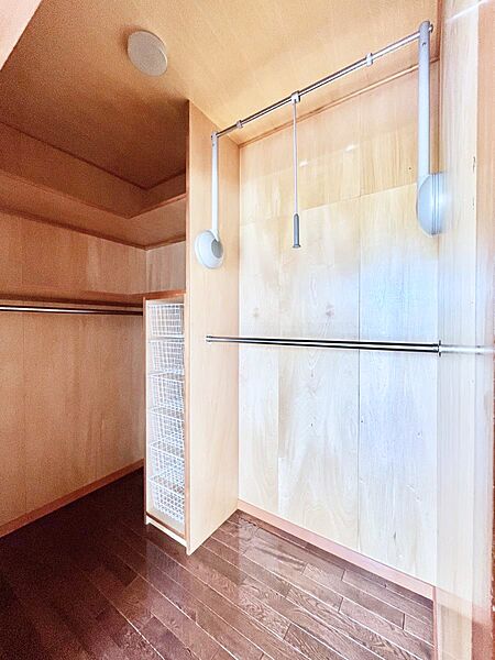 ウォークインクローゼット付きで生活空間を広く利用できます。