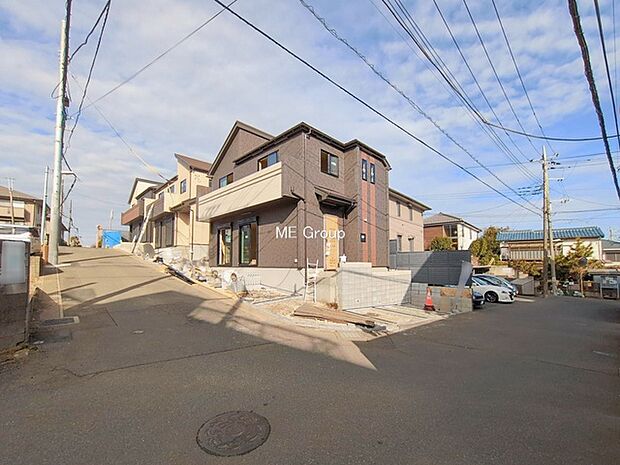 〜Exterior〜　前面道路：南 5m 公道　前面道路は閑静な住宅地をはしる車通りの少ない道路。駐車の出し入れもらくらくです！ご不明点・現地見学のご希望は、お気軽にお問い合わせください！