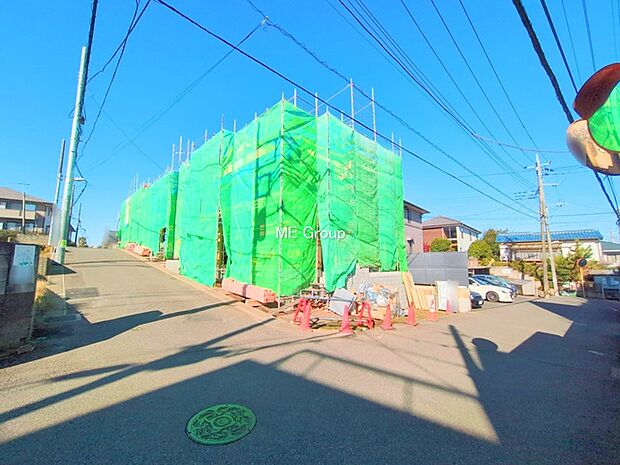 〜Exterior〜　前面道路：南 5m 公道　前面道路は閑静な住宅地をはしる車通りの少ない道路。駐車の出し入れもらくらくです！ご不明点・現地見学のご希望は、お気軽にお問い合わせください！