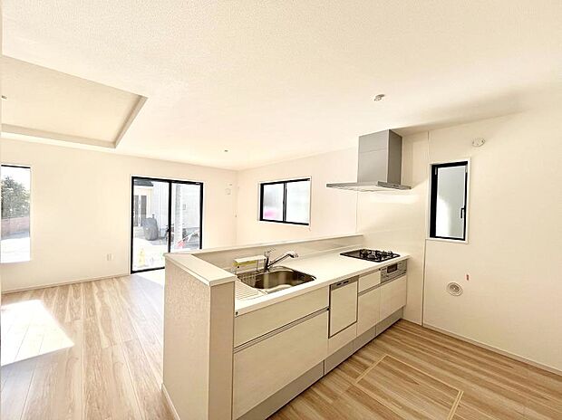 ◆3号棟◆〜Kitchen〜　自然光が入る窓のあるキッチン☆毎日使う場所だからこそ、使い勝手を考慮しました。ゆったりとしたキッチンコーナーは質感豊かな仕上がりとなっております。