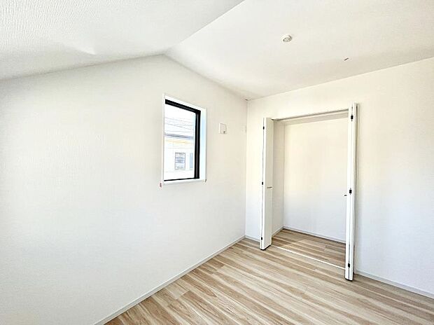 ◆3号棟◆~Bed Room~ 木の温もりがやさしいフローリングは安らぎをもたらすプライベート空間。明るめのフローリングですので、壁紙ともマッチし、お部屋を更に広く見せてくれる効果も。