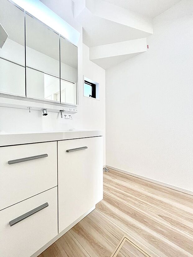 大きく見やすい三面鏡で清潔感ある洗面台は、身だしなみチェックや肌のお手入れにおすすめです。