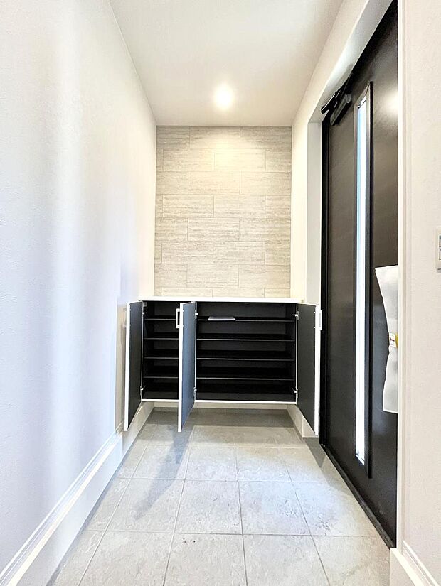 ◆3号棟◆たっぷり収納できるシューズボックスで家族全員の靴も、玄関すっきり。