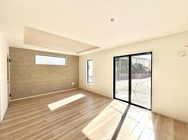 ◆3号棟◆~Living~ 飽きの来ないシンプルでおしゃれなLDK。大きな窓から日差しが差し込むので室内も明るく、家族の憩いの場としてピッタリです。開放感と日当たりの良さを是非ご覧ください!