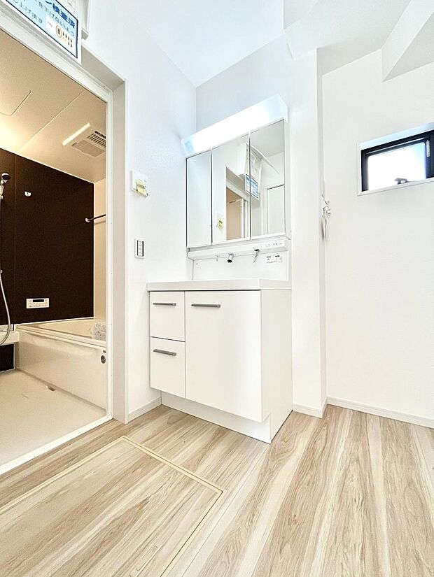 ◆3号棟◆~Dressing Room~ 暗くなりがちな洗面所も窓があると採光と換気が可能なので気持ちよくお使い頂けます。三面鏡タイプの洗面台は鏡裏収納で散らかりがちな洗面所もスッキリ♪