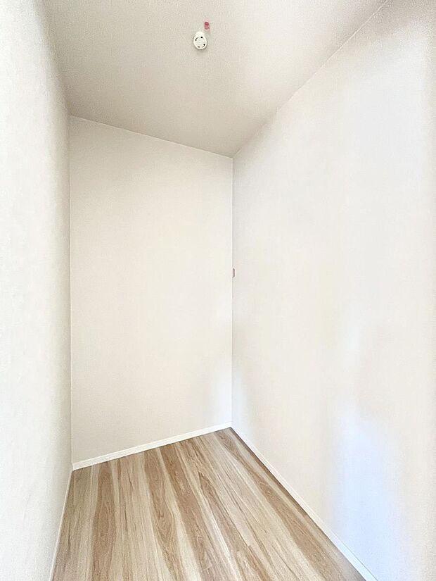 ◆3号棟◆〜Walk-in Closet〜　たくさんの洋服をかけてもシワになりにくいウォークインクローゼット。洋服以外にも、普段使わない家電やスーツケース、ストック品など何でも片付く嬉しい空間です。