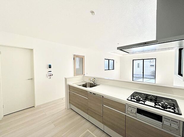 ◆2号棟◆〜Kitchen〜　「さぁ今日は何を作ろう」こんなキッチンなら思いっきり料理ができちゃいます。キッチンからはリビングが一望できます。家族がつながるお家がここにございます。