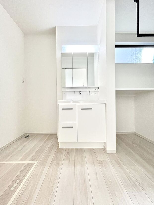 ◆2号棟◆〜Dressing Room〜　暗くなりがちな洗面所も窓があると採光と換気が可能なので気持ちよくお使い頂けます。三面鏡タイプの洗面台は鏡裏収納で散らかりがちな洗面所もスッキリ♪