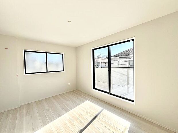 ◆2号棟◆〜Bed Room〜  「今日も一日お疲れ様」とご夫婦でゆったりくつろげる寝室。  毎日の家事やお仕事に疲れた日はフカフカのベットで癒されてください。テレビや本棚をおいても快適な広さが自慢♪