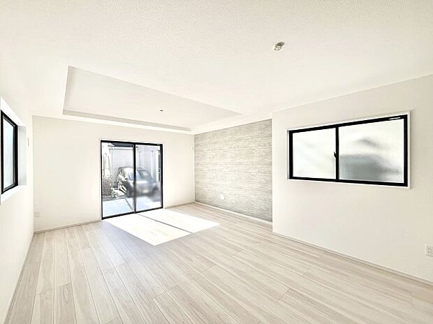 ◆2号棟◆〜Living〜　飽きの来ないシンプルでおしゃれなLDK。大きな窓から日差しが差し込むので室内も明るく、家族の憩いの場としてピッタリです。開放感と日当たりの良さを是非ご覧ください！