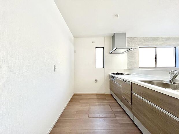 ◆1号棟◆~Kitchen~ 自然光が入る窓のあるキッチン☆毎日使う場所だからこそ、使い勝手を考慮しました。ゆったりとしたキッチンコーナーは質感豊かな仕上がりとなっております。