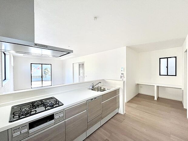 ◆1号棟◆~Kitchen~ 会話が弾むリビング、料理が愉しくなるキッチン。家は、ただ生活する場ではなく、暮らしを愉しく、快適にする場所。笑顔の毎日、安らぎの日々のために、最新の設備・仕様を採用。