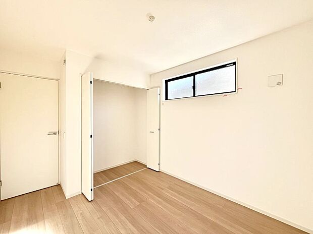 ◆1号棟◆~Bed Room~ マンションと違い部屋数が多いのが戸建てのメリットです。ご家族が増えたことで手狭に感じていた住まいも戸建てでは各居室プライバシーを保つことができます。