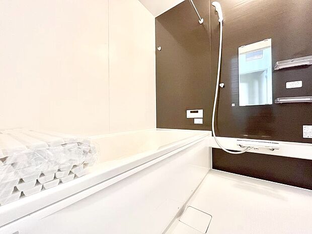 ◆1号棟◆~Bath Room~ 足を伸ばして入浴することが可能!一日の疲れを癒す貴重なバスタイムです。お子様とご一緒でも十分な広さなので、リビングとは違った家族団欒のひと時をお楽しみいただけます。