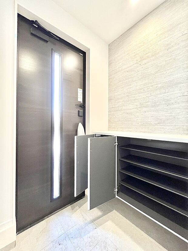 ◆1号棟◆たっぷり収納できるシューズボックスで家族全員の靴も、玄関すっきり。