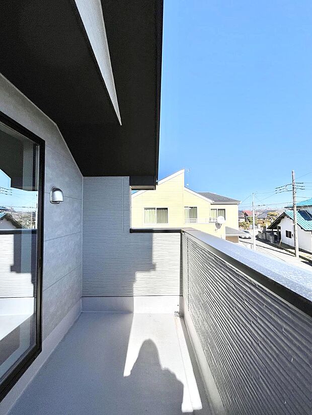 ◆1号棟◆〜Balcony〜  バルコニーは温かい陽がさしこみ、お布団や洗濯物を気持ちよく干すことができます。  使いやすく開放的なバルコニーです♪陽ざしがたっぷり降り注ぐ、バルコニー付き住まい。  