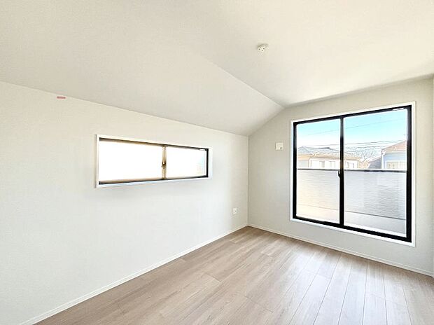 ◆1号棟◆〜Bed Room〜　2面採光を確保した明るい室内は、風通しも良く、大変居心地の良い空間となっております。爽やかな風を感じて起きる朝は、快適生活の始まりに！日当たりや通風がとても良い住まい♪
