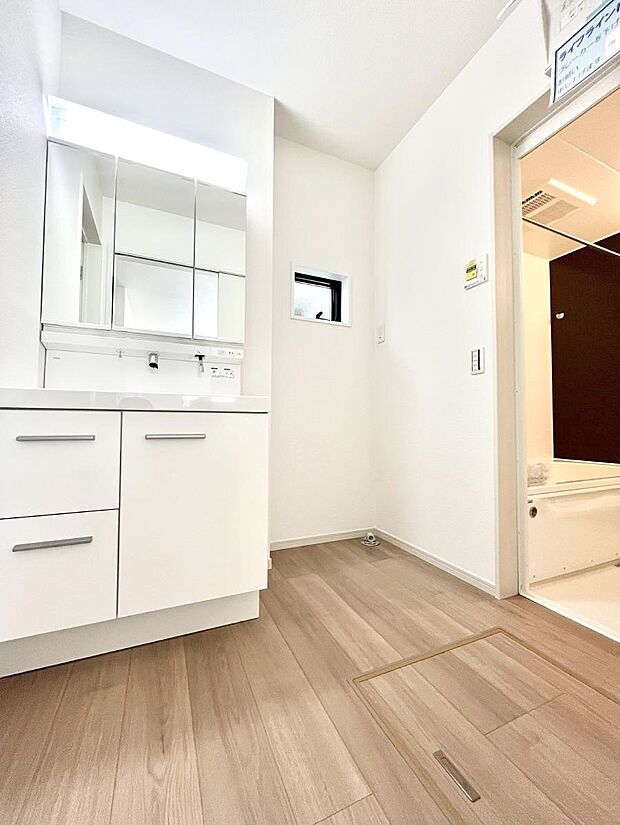 ◆1号棟◆清潔感のある快適空間です。毎日の身支度も気持ち良くお使い頂けます。 