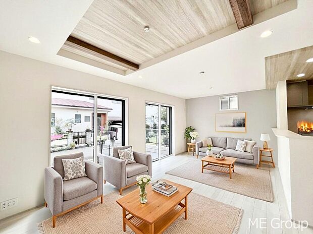 〜Living〜 飽きの来ないシンプルでおしゃれなLDK。大きな窓から日差しが差し込むので室内も明るく、家族の憩いの場としてピッタリです。開放感と日当たりの良さを是非ご覧ください! ※家具はCGです