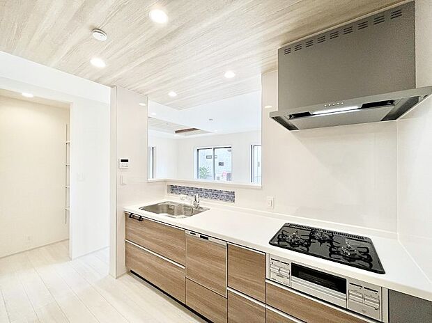 〜Kitchen〜 リビングが見渡せるカウンターキッチン。 料理をしながら家族とコミュニケーションをとれるだけでなく、大きな開放感も得ることができます。 お子様の成長も感じることができますね!