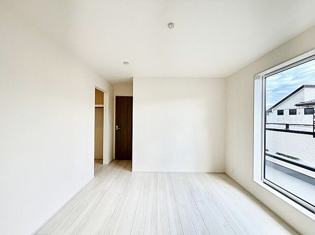 〜Bed Room〜 「今日も一日お疲れ様」とご夫婦でゆったりくつろげる寝室。毎日の家事やお仕事に疲れた日はフカフカのベットで癒されてください。本棚をおいても快適な広さが自慢♪