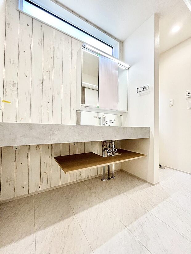 〜Dressing Room〜 十分な大きさの洗面台は収納もさる事ながら、身だしなみチェックや歯磨きなど、朝の慌ただしい時間でもホテルライクなスペースで余裕とゆとりを感じて頂けます。