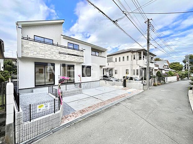 〜Exterior〜 前面道路:南東 4.5m 公道 前面道路は閑静な住宅地をはしる車通りの少ない道路。駐車の出し入れもらくらくです!ご不明点・現地見学のご希望は、お気軽にお問い合わせください!