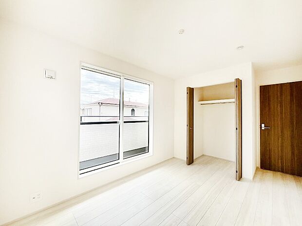 〜Bed Room〜 部屋数が多いのが戸建てのメリットです。ご家族が増えたことで手狭に感じていた住まいも戸建てでは各居室プライバシーを保つことができます。住まいにゆとりが生まれ心もリラックスできます♪