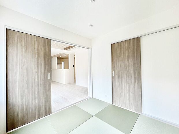 〜Japanese Room〜 LDK隣接の和室は、アイロンがけなど奥様の家事スペースとして、また小さなお子様のいるご家庭ではお昼寝やおむつ替えの場としてご活用いただけます。