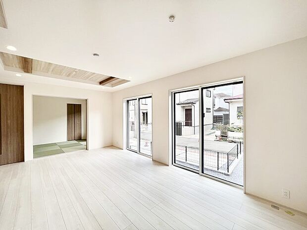 〜Living〜 豊かな陽光がこの場所を照らしだす。光溢れるこの空間はみんなの笑顔が集う場所、時を忘れ、つきることのないたわいもない会話を楽しむ時間、たくさんの思いが綴られる場所。