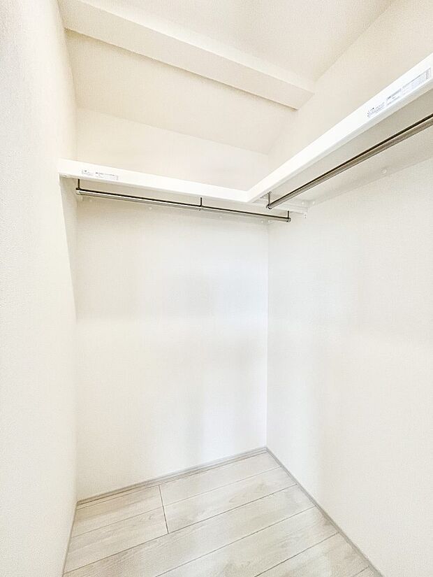 〜Walk-in Closet〜 必要なものやコーディネートを一覧して確認でき、身支度や準備が短時間で済むウォークインクローゼットを設置しました。家の中をすっきりとさせる便利な収納スペースです。