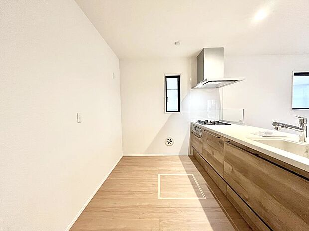 ~Kitchen~ 自然光が入る窓のあるキッチン☆毎日使う場所だからこそ、使い勝手を考慮しました。ゆったりとしたキッチンコーナーは質感豊かな仕上がりとなっております。