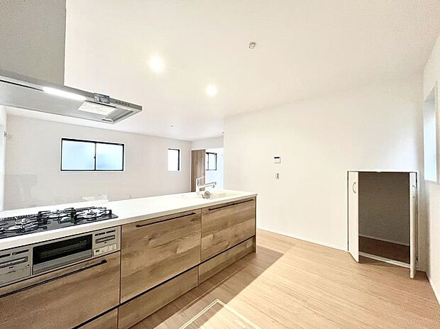 ~Kitchen~ リビングが見渡せるカウンターキッチン。 料理をしながら家族とコミュニケーションをとれるだけでなく、大きな開放感も得ることができます。 お子様の成長も感じることができますね!