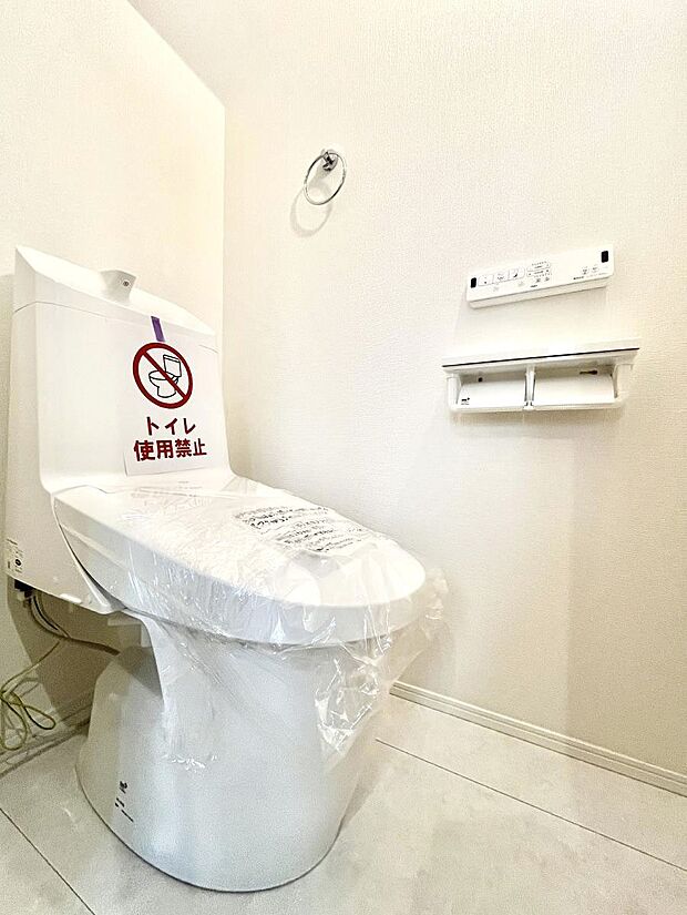 ~Toilet~ 綺麗・スッキリ・快適なウォシュレット付トイレでくつろげる空間です。トイレは毎日使わざるを得ないもの。いつも清潔を保ちたいですね。トイレが2ヶ所あるので朝の混雑時に便利です!