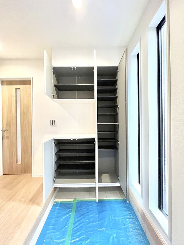 たっぷり収納できるシューズボックスで家族全員の靴も、玄関すっきり。