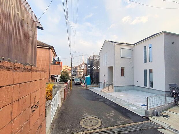 〜Exterior〜 前面道路:北東 4m 私道 前面道路は閑静な住宅地をはしる車通りの少ない道路。駐車の出し入れもらくらくです!ご不明点・現地見学のご希望は、お気軽にお問い合わせください!