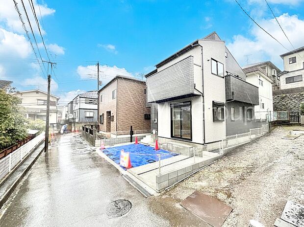 ~Exterior~ 前面道路:北東 4m 私道 前面道路は閑静な住宅地をはしる車通りの少ない道路。駐車の出し入れもらくらくです!ご不明点・現地見学のご希望は、お気軽にお問い合わせください!