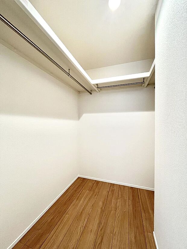 ~Walk-in Closet~ 必要なものやコーディネートを一覧して確認でき、身支度や準備が短時間で済むウォークインクローゼットを設置しました。家の中をすっきりとさせる便利な収納スペースです。