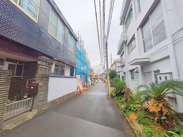 前面道路：南西 2.9m 公道前面道路は閑静な住宅地をはしる車通りの少ない道路。駐車の出し入れもらくらくです！ご不明点・現地見学のご希望は、お気軽にお問い合わせください！