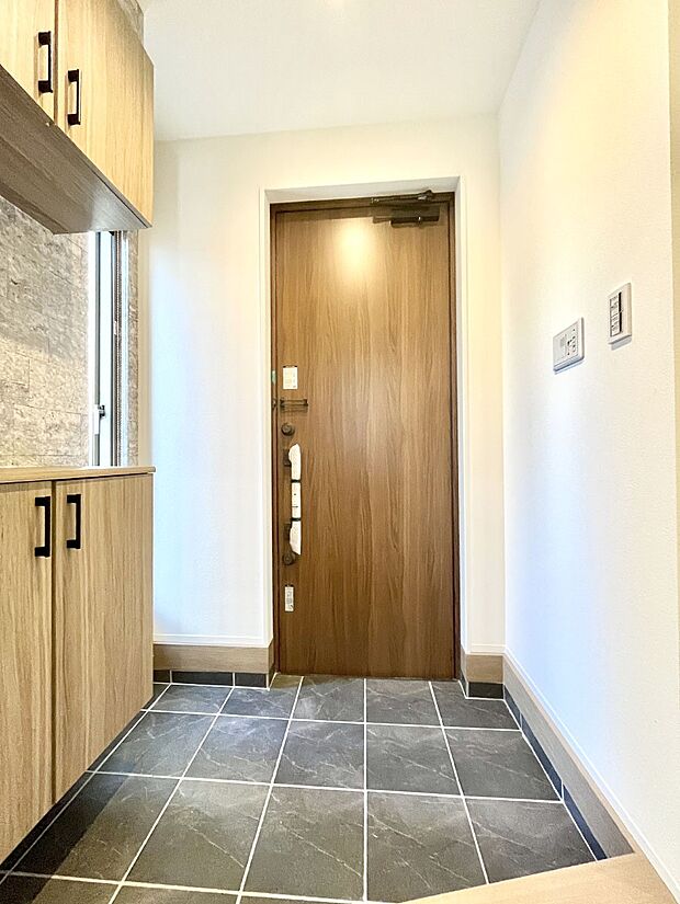 〜Entrance〜　家の中でお客様を迎える最初の場所である玄関は、家の印象そのものです！豊富な玄関収納で、常に綺麗に保つことが出来ます♪玄関にはたっぷり収納の下駄箱を完備！