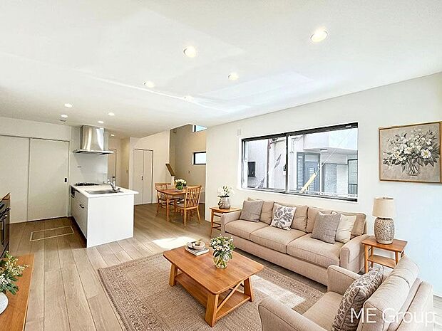 〜Living〜 家族の会話や笑顔が行き交うリビングです。子供が走ってる姿を見ながら、大きなソファやダイニングテーブルでゆったり食事をしたりくつろぎたい♪そんな夢が叶えられる空間です!※家具はCGです