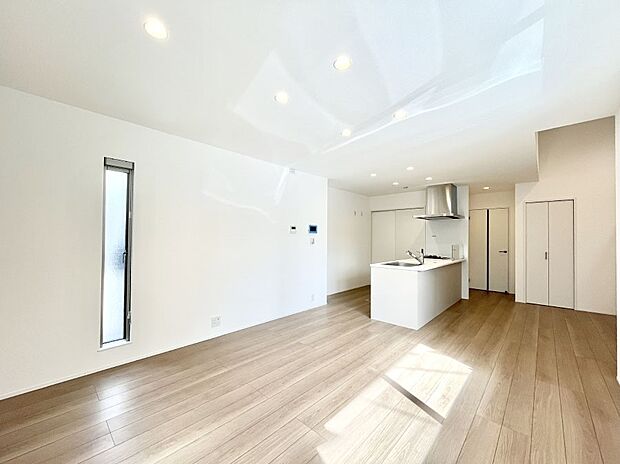 〜Living〜 家族の食事や団らんのほか、子どもを遊ばせたり、友人を招いたりするLDKは住まいの中心。長時間過ごす場所だから、その空間は住まい全体の居心地を左右します。