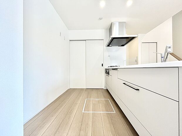 〜Kitchen〜　広くて使いやすいキッチンなら家族でいっしょに料理をつくったり、後片付けも手間なくできちゃいます♪収納もたっぷりあるので、いつもすっきりと清潔な印象を保てます。