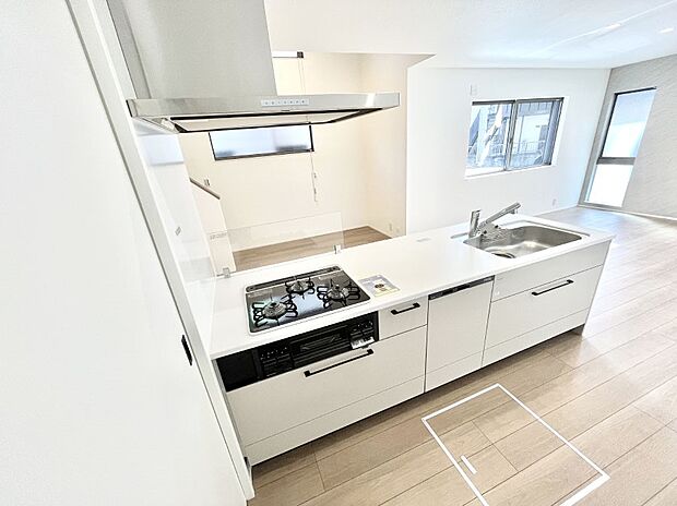 〜Kitchen〜　会話が弾むリビング、料理が愉しくなるキッチン。家は、ただ生活する場ではなく、暮らしを愉しく、快適にする場所。笑顔の毎日、安らぎの日々のために、最新の設備・仕様を採用。