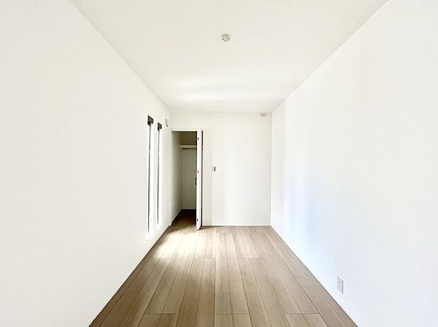 〜Bed Room〜  全居室には収納クローゼットを完備！普段使いのお洋服や小物はもちろん、季節物のお洋服などもしっかりと整理整頓おしまい頂けます。  居室空間を広く使用できますね。